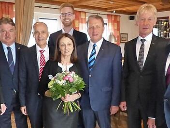 Franz Uome (Dritter von links) durfte sich an seinem 65. Geburtstag über viele Glückwünsche und Geschenke freuen. Mit im Bild (von links) Sparkassen-Vorstandsmitglied Harry Weiß, Landrat Klaus Peter Söllner, Rita Uome, Philip Laaber, Bezirkstagspräsident Henry Schramm, Vorstand Peter Girndt von der Raiffeisenbank Oberland und VG-Geschäftsstellenleiter Michael Laaber Foto: Klaus-Peter Wulf