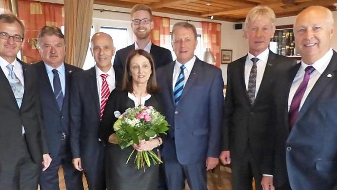 Franz Uome (Dritter von links) durfte sich an seinem 65. Geburtstag über viele Glückwünsche und Geschenke freuen. Mit im Bild (von links) Sparkassen-Vorstandsmitglied Harry Weiß, Landrat Klaus Peter Söllner, Rita Uome, Philip Laaber, Bezirkstagspräsident Henry Schramm, Vorstand Peter Girndt von der Raiffeisenbank Oberland und VG-Geschäftsstellenleiter Michael Laaber Foto: Klaus-Peter Wulf