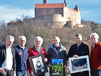 Die Jurymitglieder vom Fotoclub Pleystein mit Helmut Luckhardt (Dritter von links) sowie (rechts daneben) Heinrich Flieger und Reinhold Schulz; links FAC-Vorsitzender Mike Schwalbach und Nick Sablowski vom Organisationsteam, rechts DVF-Bezirksleiter Klaus Wöhner aus Coburg Foto: Klaus Rössner