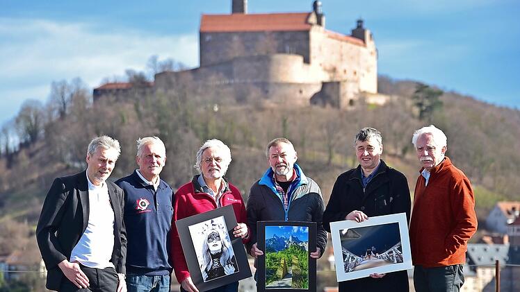 Die Jurymitglieder vom Fotoclub Pleystein mit Helmut Luckhardt (Dritter von links) sowie (rechts daneben) Heinrich Flieger und Reinhold Schulz; links FAC-Vorsitzender Mike Schwalbach und Nick Sablowski vom Organisationsteam, rechts DVF-Bezirksleiter Klaus Wöhner aus Coburg Foto: Klaus Rössner
