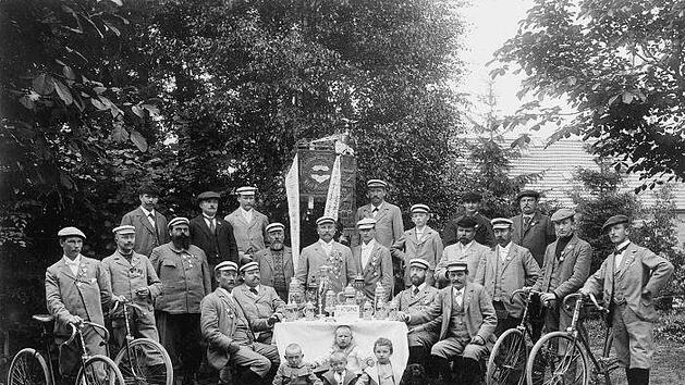 Ein Gruppenbild aus den fr&uuml;hen Jahren des Velociped-Club Bad Kissingen. Foto: Stadtarchiv Bad Kissingen, Fotosammlung