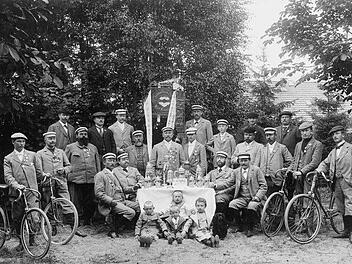 Ein Gruppenbild aus den frühen Jahren des Velociped-Club Bad Kissingen. Foto: Stadtarchiv Bad Kissingen, Fotosammlung
