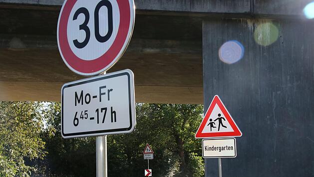 Der Mainleuser Marktgemeinderat hat beschlossen, die Einhaltung der Geschwindigkeit im Gemeindegebiet von einem Zweckverband kontrollieren zu lassen.  Foto: Jürgen Gärtner