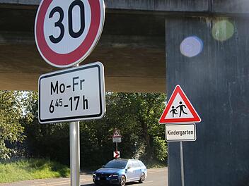 Der Mainleuser Marktgemeinderat hat beschlossen, die Einhaltung der Geschwindigkeit im Gemeindegebiet von einem Zweckverband kontrollieren zu lassen.  Foto: Jürgen Gärtner