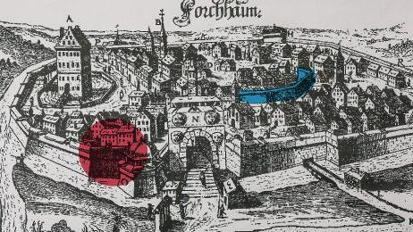 Dieser Stich aus dem 16. Jahrhundert ist zwar nicht maßstabsgetreu, doch zeigt er ein Stück Stadtmauer (blau) und die aktuelle Grabungsstelle (rot)
