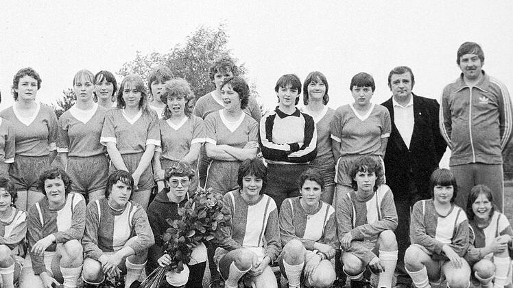 Im Rahmen des Pfingstsportfestes gibt es im Jahr 1983 sogar Frauenfußball zu sehen bei der DJK Gefäll. Mit 2:5 verlieren die DJK-Amazonen gegen den VfB Rupboden. Unser Archivbild zeigt die Teams mit (hinten rechts) DJK-Betreuer Ludwig Weisenseel und Erich Hartmann, 1. Vorsitzender der DJK Gefäll. Foto: Archiv