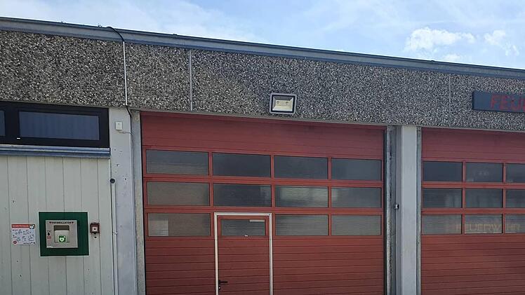 Direkt am Feuerwehrhaus steht der Defibrillator von Oerlenbach.