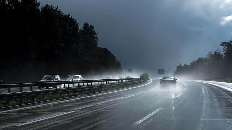 Symbolbild: Regen, Autobahn, Aquaplaning
