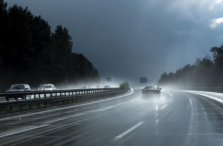A73 bei Breitengüßbach: Autofahrer (31) hantiert im Fußraum - und baut spektakulären Unfall