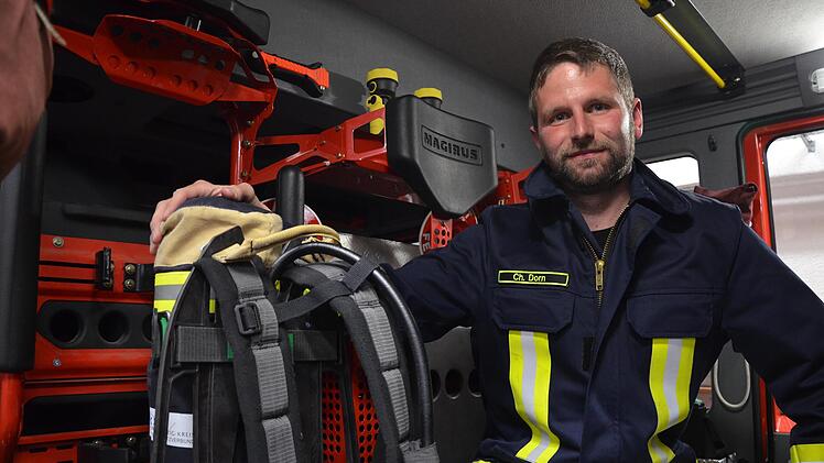 Oberzells Wehrf&uuml;hrer Christof Dorn mit einem der vier Atemschutzger&auml;te im Einsatzfahrzeug. Bei einem Ernstfall bleiben die Ger&auml;te derzeit ungenutzt.    Foto: Marah Naumann