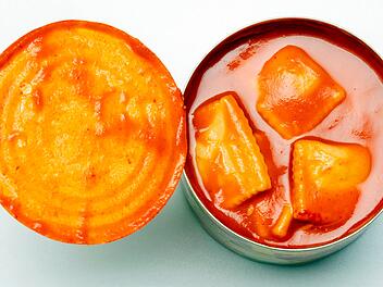 offenen Dose Ravioli auf weißem Hintergrund