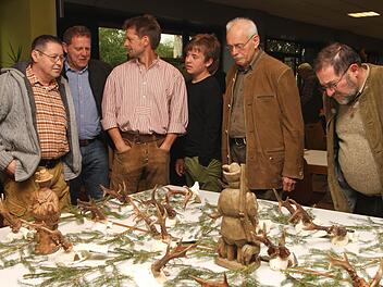 Interessiert informierten sich die Jäger über die Bewertung der Trophäen. Fotos: Günther Geiling