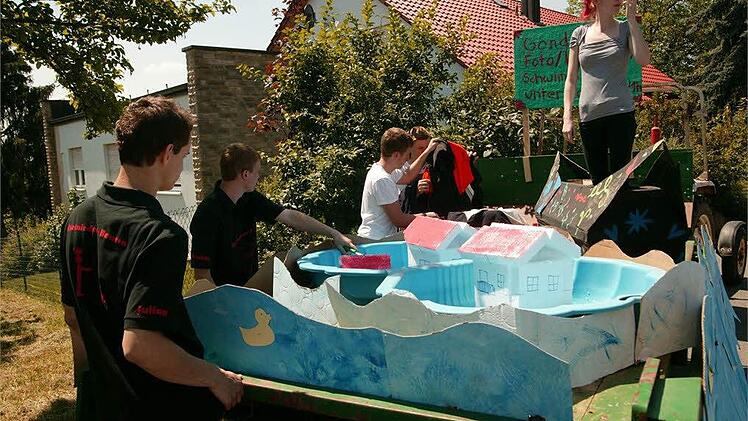 Letzte Vorbereitungen auf dem Hochwasserwagen...