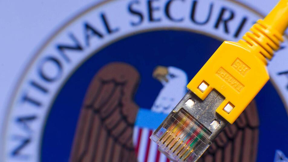 Ein Stecker eines Netzwerkkabels hängt am 01.07.2013 in einem Serverschrank in einem Büro in Schwerin (Mecklenburg-Vorpommern) vor einem Monitor, auf dem das Logo der US-amerikanischen National Security Agency (NSA) zu sehen ist. Foto: Jens Büttner/dpa Ein Stecker eines Netzwerkkabels hängt am 01.07.2013 in einem Serverschrank in einem Büro in Schwerin (Mecklenburg-Vorpommern) vor einem Monitor, auf dem das Logo der US-amerikanischen National Security Agency (NSA) zu sehen ist. Foto: Jens Büttner/dpa