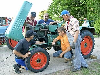 So wie dieser Kramer-Traktor von 1955 sahen viele der Traktoren einst aus, die am Sonntag, 3. August, am Bulldog-Treffen in Lembach teilnehmen werden. Die Bulldogfreunde Lembach sind auf das Treffen bestens vorbereitet. Der Kramer wird noch restauriert. Artur Graser (vorne links) und seine Kollegen sind dann gefordert: Sie wollen den Traktor auf Vordermann bringen. Foto: Sabine Weinbeer