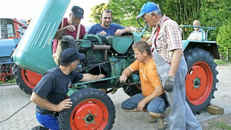 So wie dieser Kramer-Traktor von 1955 sahen viele der Traktoren einst aus, die am Sonntag, 3. August, am Bulldog-Treffen in Lembach teilnehmen werden. Die Bulldogfreunde Lembach sind auf das Treffen bestens vorbereitet. Der Kramer wird noch restauriert. Artur Graser (vorne links) und seine Kollegen sind dann gefordert: Sie wollen den Traktor auf Vordermann bringen. Foto: Sabine Weinbeer