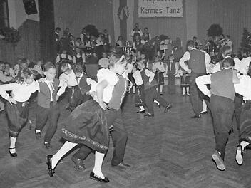 Seit 25 Jahren pflegen die Maßbacher Volkstänzer die Tradition des Kermes-Tanzes. 1990 zeigte die Jugend, was sie von den Erwachsenen gelernt hatte. Foto: Archiv Saale Zeitung