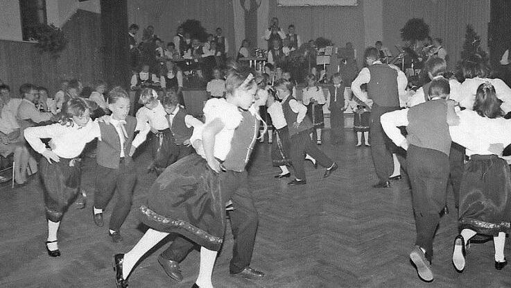 Seit 25 Jahren pflegen die Maßbacher Volkstänzer die Tradition des Kermes-Tanzes. 1990 zeigte die Jugend, was sie von den Erwachsenen gelernt hatte. Foto: Archiv Saale Zeitung