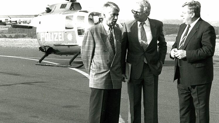 Unterredung auf dem Flugplatz: Herbert Hofmann (rechts) im Gespräch mit Wolfgang Protzner und Edmund Stoiber, damals bayerischer Innenminister. Foto: Archi