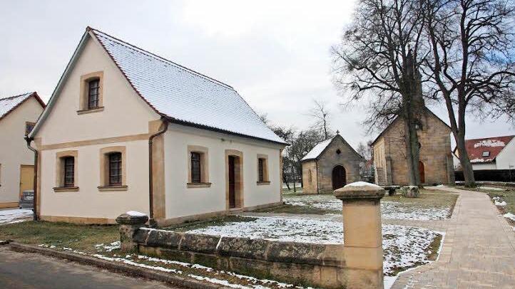 Die Marienwallfahrtsstätte Pinzberg mit den beiden Kapellen und dem Mesnerhaus Foto: Franz Galster