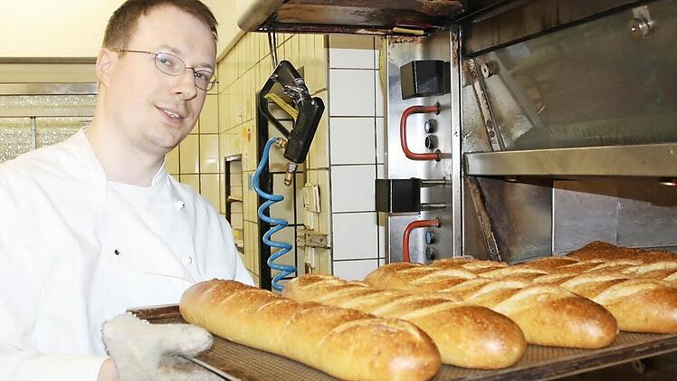 Bäckermeister Marius Motsch legt beim Gehalt noch etwas drauf, um überhaupt noch Auszubildende für seinen Laden zu bekommen.