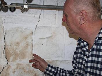 Baustelle Haus Waldenfels: Josef Werner zeigt Risse in seinem Keller, die er eindeutig auf den Hangrutsch zurückführt. Foto: Ulrike Müller