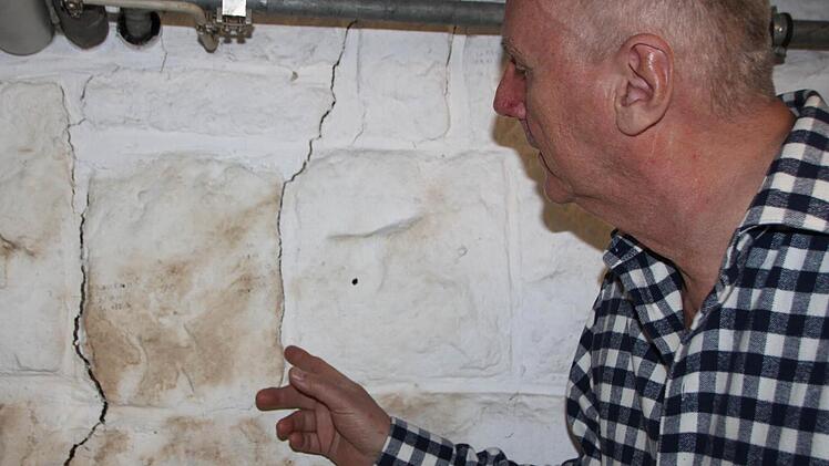 Baustelle Haus Waldenfels: Josef Werner zeigt Risse in seinem Keller, die er eindeutig auf den Hangrutsch zurückführt. Foto: Ulrike Müller