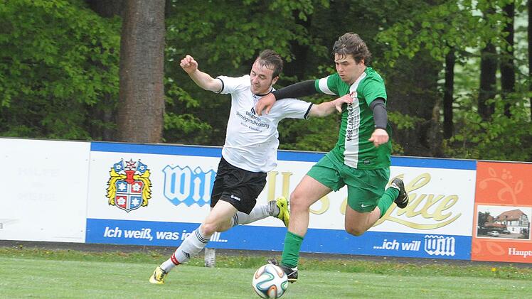 Szene aus dem Spiel der SpVgg Wartmannsroth gegen den FSV Schönderling. Foto: Hopf