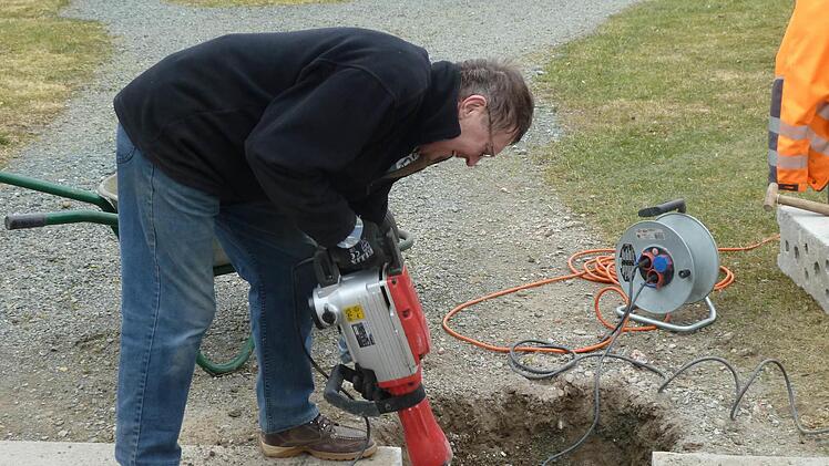 Rudi Krasser bereitet das Fundament vor. Foto: privat