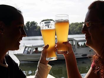 Elf Braueren im Landkreis Forchheim stellen Weizenbier her, Welcher gelingt das am besten? Foto: Rainer Jensen/ dpa