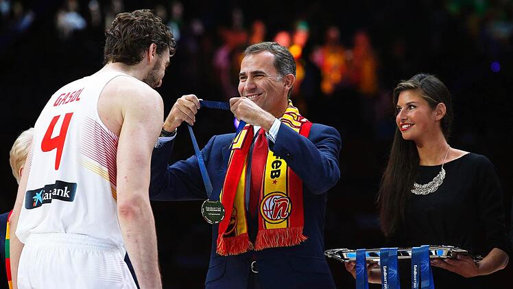 Spaniens König Felipe hängt dem "König der EM", Pau Gasol, die Goldmedaille um den Hals. Foto: Yoan Valat/dpa