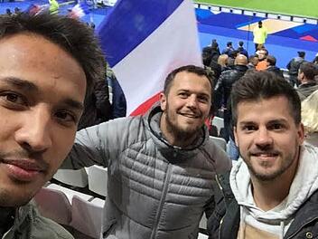 Kurz vor Anpfiff der Partie Frankreich-Deutschland waren die Moggaster Fußballer Dennis Weiler, Alexander Roth und Lucas Grundei (v. li.) wie alle anderen im Stadion noch bester Stimmung.  Foto: privat