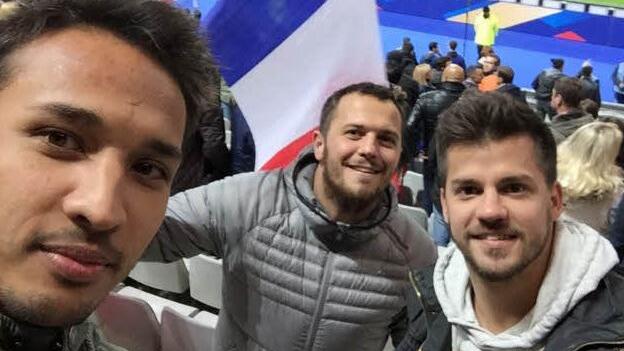 Kurz vor Anpfiff der Partie Frankreich-Deutschland waren die Moggaster Fußballer Dennis Weiler, Alexander Roth und Lucas Grundei (v. li.) wie alle anderen im Stadion noch bester Stimmung.  Foto: privat