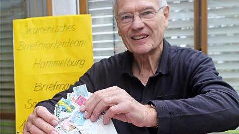 Kann in die Vollen greifen: Dietmar Feist vom Team "Briefmarken für den guten Zweck". Fotos: Gerd Schaar