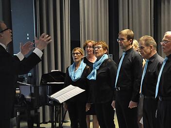 Mit wunderbaren Klangwelten bewegte der Folklorechor Nüdlingen-Bad Kissingen die Zuhörer im Bad Bockleter Kursaal. Foto: Peter Klopf