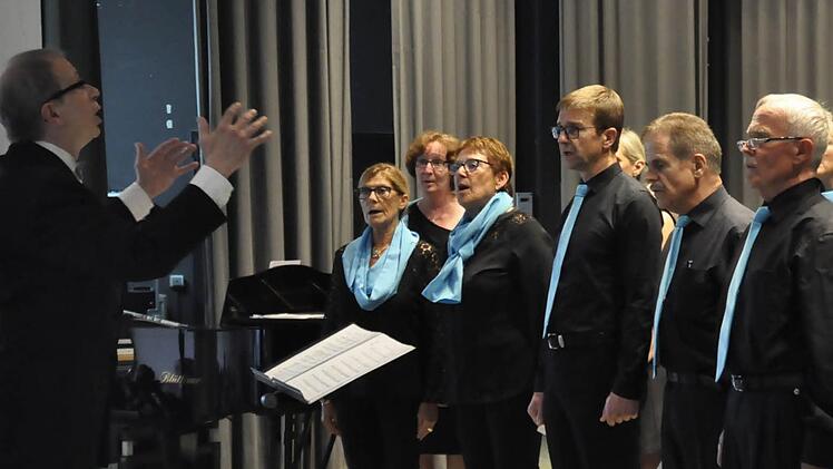 Mit wunderbaren Klangwelten bewegte der Folklorechor Nüdlingen-Bad Kissingen die Zuhörer im Bad Bockleter Kursaal. Foto: Peter Klopf