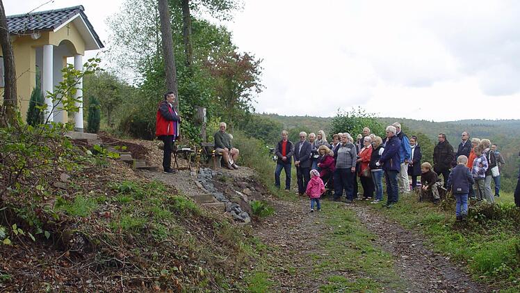 Den Segen erhielt die neue Kapelle in Eckarts. Zahlreiche Ortsbewohner waren mit dabei.  Foto: Brigitta Kempe-Wolf
