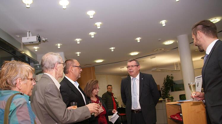 Christoph Bäumel, Michael Lieb (beide VR-Bank), Stadtarchivarin Adelheid Waschka, Bürgermeister Jürgen Kohmann sowie Manfred Weidauer mit Gattin (von rechts) kamen  bei der Ausstellungseröffnung wunderbar ins Gespräch.