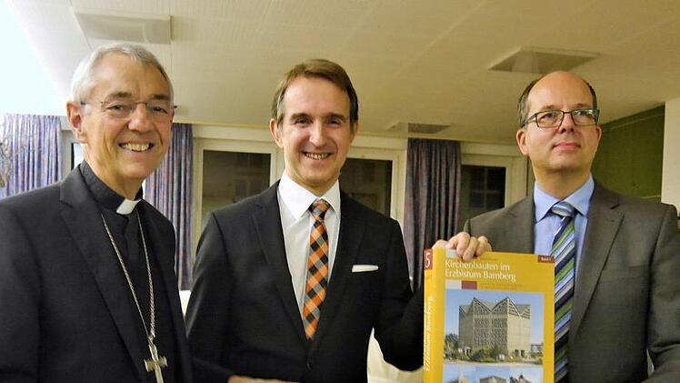 Autor Robert Wachter (Mitte) bei der Buchvorstellung mit Erzbischhof Ludwig Schick und Herausgeber Andreas Hölscher.privat