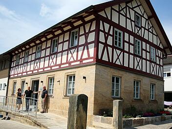 In diesem ehemaligen Bauernhaus in der Schulstraße in Dietersdorf hat die Diakoniestation Weitramsdorf-Seßlach ihr neues Domizil gefunden. Am kommenden Sonntag soll ab 14 Uhr die Einweihung gefeiert werden. Während noch Restarbeiten laufen, klärten am Mittwoch Pflegedienstleiterin Silvia Schinkel, Planer Peter Eichhorn und Geschäftsführer Werner Hanke (von links) noch Details, z.B. wo genau das Schild am Haupteingang angebracht werden soll. Foto: Bettina Knauth
