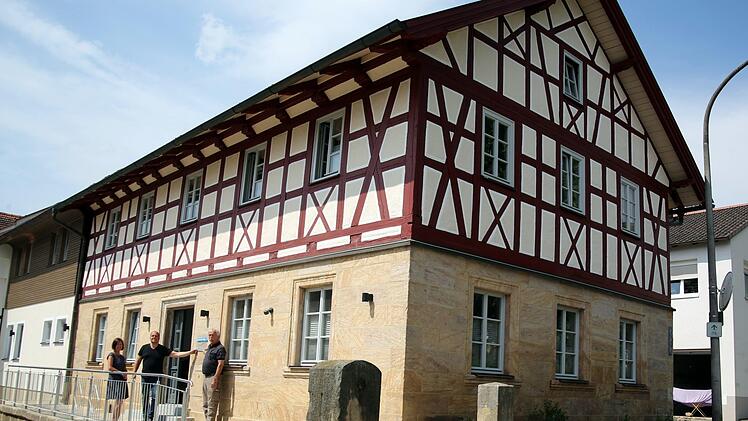 In diesem ehemaligen Bauernhaus in der Schulstraße in Dietersdorf hat die Diakoniestation Weitramsdorf-Seßlach ihr neues Domizil gefunden. Am kommenden Sonntag soll ab 14 Uhr die Einweihung gefeiert werden. Während noch Restarbeiten laufen, klärten am Mittwoch Pflegedienstleiterin Silvia Schinkel, Planer Peter Eichhorn und Geschäftsführer Werner Hanke (von links) noch Details, z.B. wo genau das Schild am Haupteingang angebracht werden soll. Foto: Bettina Knauth