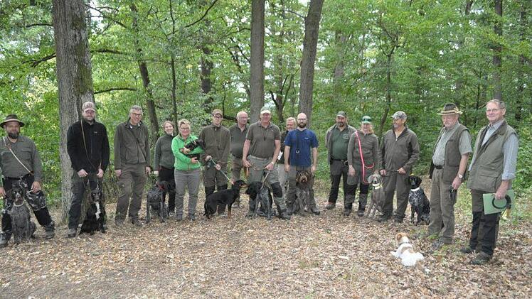 Die Teams vor der Prüfung, rechts Hundeobmann Hans Heinert, der den Lehrgang und die Prüfung leitete.Simon Albrecht