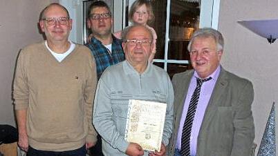 Walter Wicklein aus Kronach wurde zum Ehrenmitglied bei den Wanderfreunden ernannt (von links): stv. Vorsitzender Michael Wich, 2. Bürgermeister Michael Bohl mit Tochter Johanna, Walter Wicklein und Vorsitzender Uwe Ossmann.  Foto: Dieter Wolf