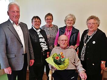 Die Glückwünsche des katholischen Männervereins "Casino" Altenkunstadt, dem Karl-Heinz Klisa (sitzend) seit 39 Jahren die Treue hält, überbrachten Ehrenvorsitzender Josef Schießl (links) und Peter Will. Für den katholischen Frauenkreis gratulierten stellvertretende Vorsitzende Anni Gückel (rechts), Schatzmeisterin Sonja Herold (Mitte) und Ausschussmitglied Doris Oppel (Zweite von links). Foto: Bernd Kleinert