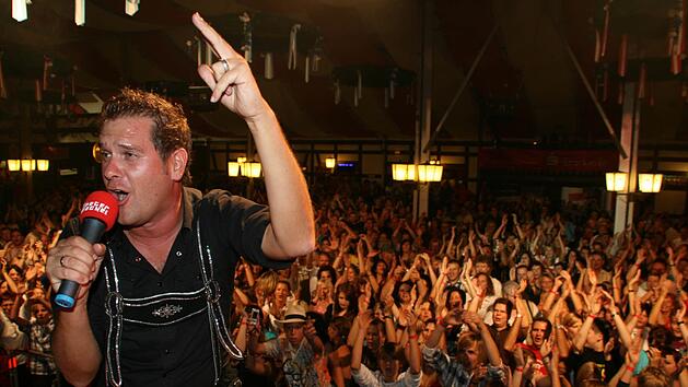 Mallorca-Party-K&ouml;nig Peter Wackel, der schon vor 20 Jahren im Tanzcenter auf der B&uuml;hne stand, kommt am Samstag nach Modschiedel. Unser Bild zeigt ihn beim Sparkassen-Festival 2010, das im im Nachgang zur Bierwoche im Stadel stattfand. Foto: Archiv/J&uuml;rgen G&auml;rtner