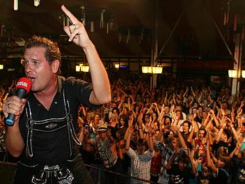 Mallorca-Party-König Peter Wackel, der schon vor 20 Jahren im Tanzcenter auf der Bühne stand, kommt am Samstag nach Modschiedel. Unser Bild zeigt ihn beim Sparkassen-Festival 2010, das im im Nachgang zur Bierwoche im Stadel stattfand. Foto: Archiv/Jürgen Gärtner
