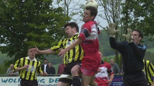 Engagierte Häusler: Vor seinem fangbereiten Keeper Alexander Werner schirmt Oliver Götz (Mitte) den Maßbacher Torjäger Stefan Schusser ab. Foto: Wolfgang Lutz