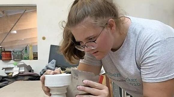 Jobentdeckerin Lea durfte bei ihrem Einsatz in der Maler Klee GmbH eine eigene Stucksäule herstellen.  Fotos: Landratsamt Haßberge