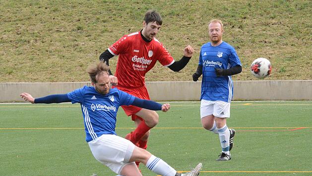 Unser Bild zeigt eine Abwehraktion vom Westheimer Marcel Nöth (links) gegen Rannungens Andre Wetterich. Foto: ssp