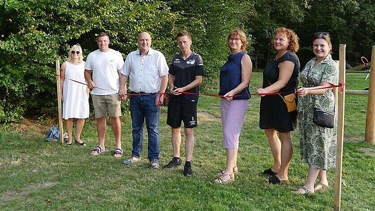 Florian Edelmann, Vorstand des TSV Stangenroth, schnitt das symbolische Band gemeinsam mit B&uuml;rgermeister Daniel Wehner, Ortsreferentin Marion Zehe und der Vertretung der Allianz Kissinger Bogen, Alexandra Metz und Stephanie Kunder durch.
